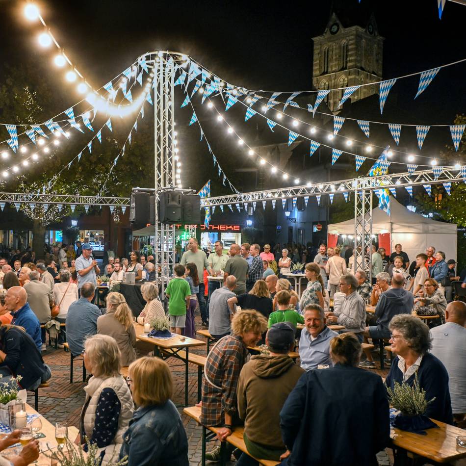 Moonlight-Shopping in Straelen: Oktoberfest-Atmosphäre auf dem Marktplatz