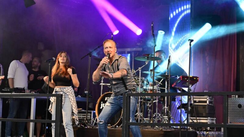 Stadtschützenfest 2025 in Mönchengladbach: Fans feiern „Just:is“ beim Altstadt-Open-Air 2025