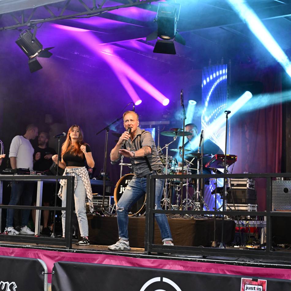 Stadtschützenfest 2025 in Mönchengladbach: Fans feiern „Just:is“ beim Altstadt-Open-Air 2025