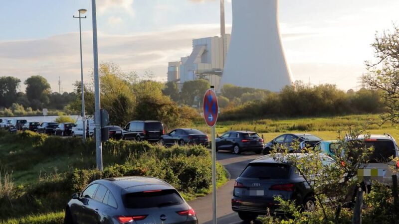 Umleitungsverkehr durch Rheinberg: Sperrung der A42-Brücke führt zu Verkehrschaos in Orsoy
