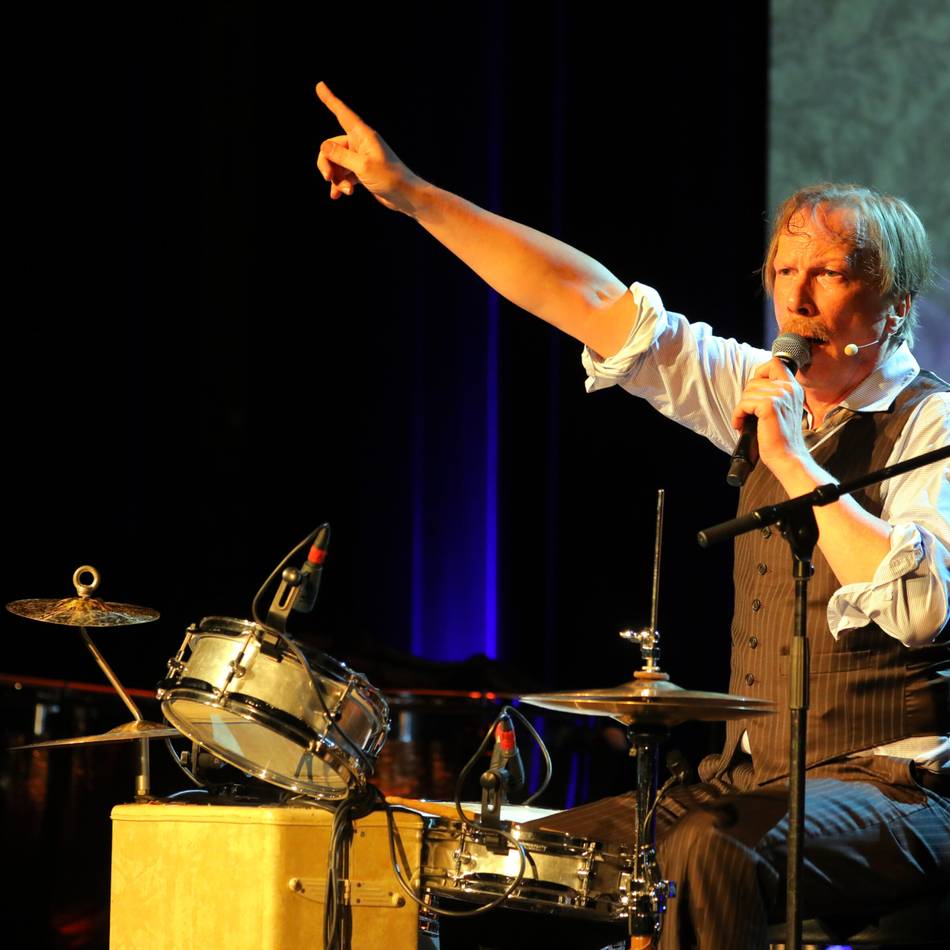 Alle Plätze waren besetzt: Pawel Popolski begeistert das Publikum in der Rheinberger Stadthalle