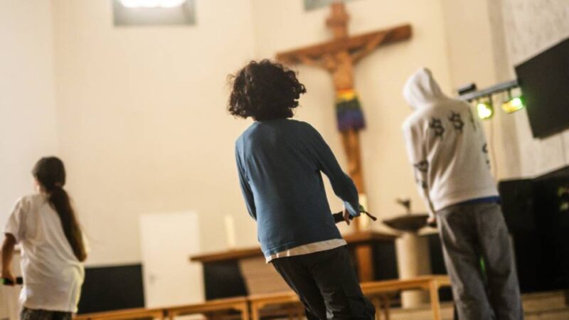 „Nachtfrequenz“ in Düsseldorf: Zur Roller-Disco in die Jugendkirche
