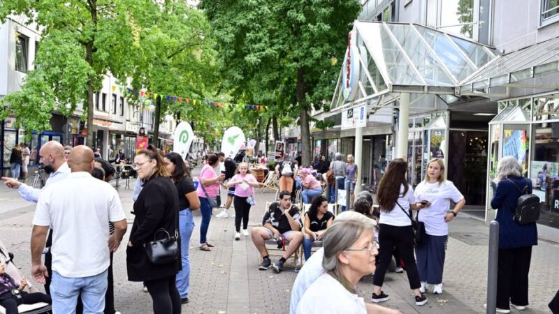 Friedrich-Ebert-Straße in Mönchengladbach: Rheydt feiert mit Kulinarik, gemischten Kulturen und Kinderfreuden