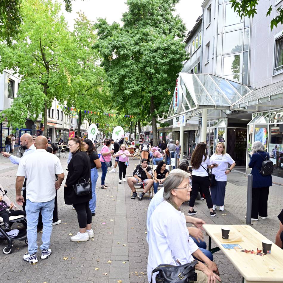Friedrich-Ebert-Straße in Mönchengladbach: Rheydt feiert mit Kulinarik, gemischten Kulturen und Kinderfreuden
