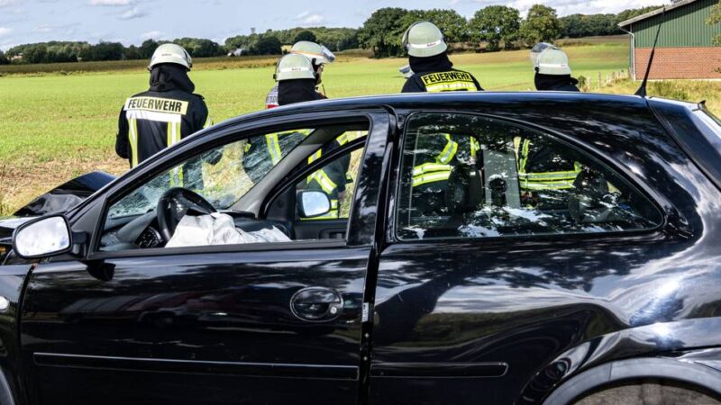 Unfall in Sonsbeck: Auto fährt gegen Baum – eine Person verletzt