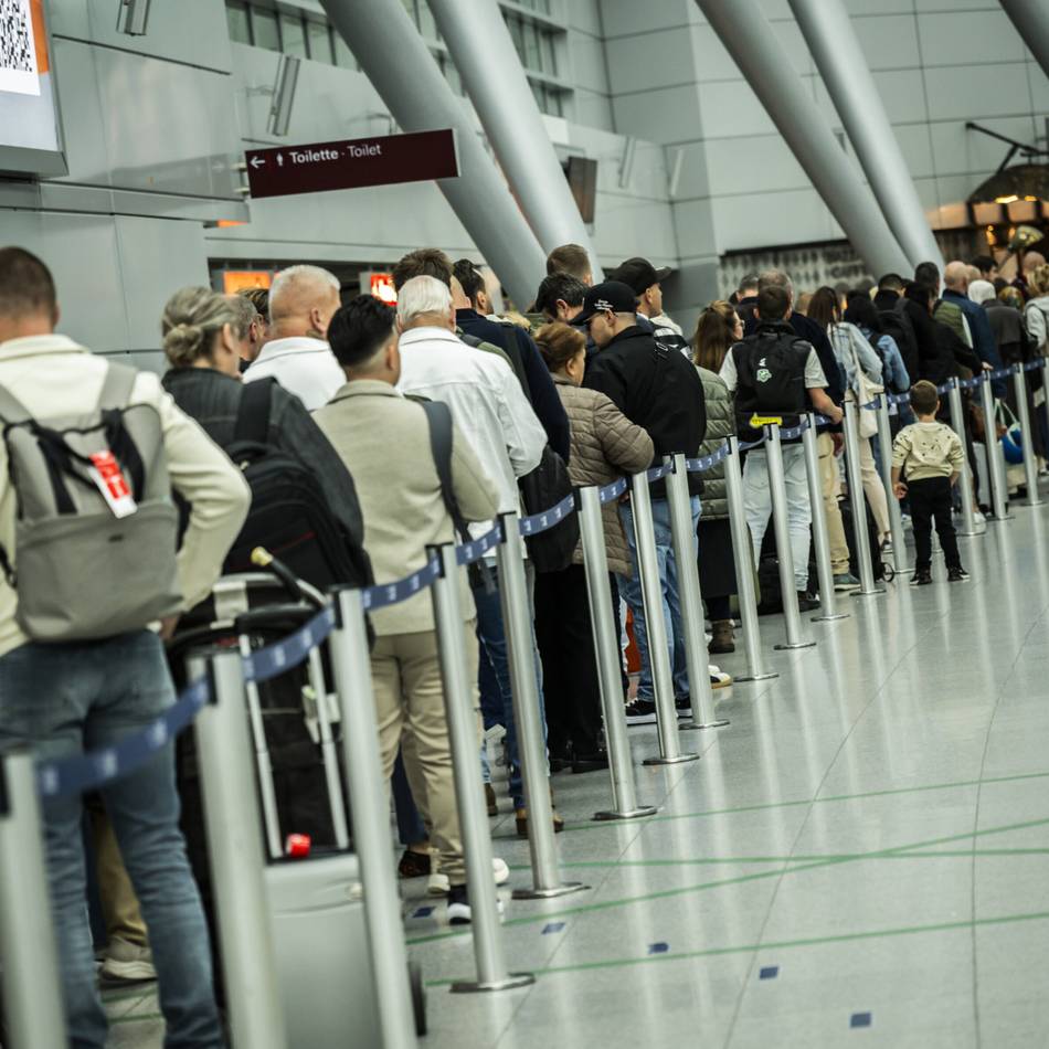 Flughafen Düsseldorf: Mehr als 40 Minuten Wartezeit – weiter Schlangen vor den Sicherheitskontrollen