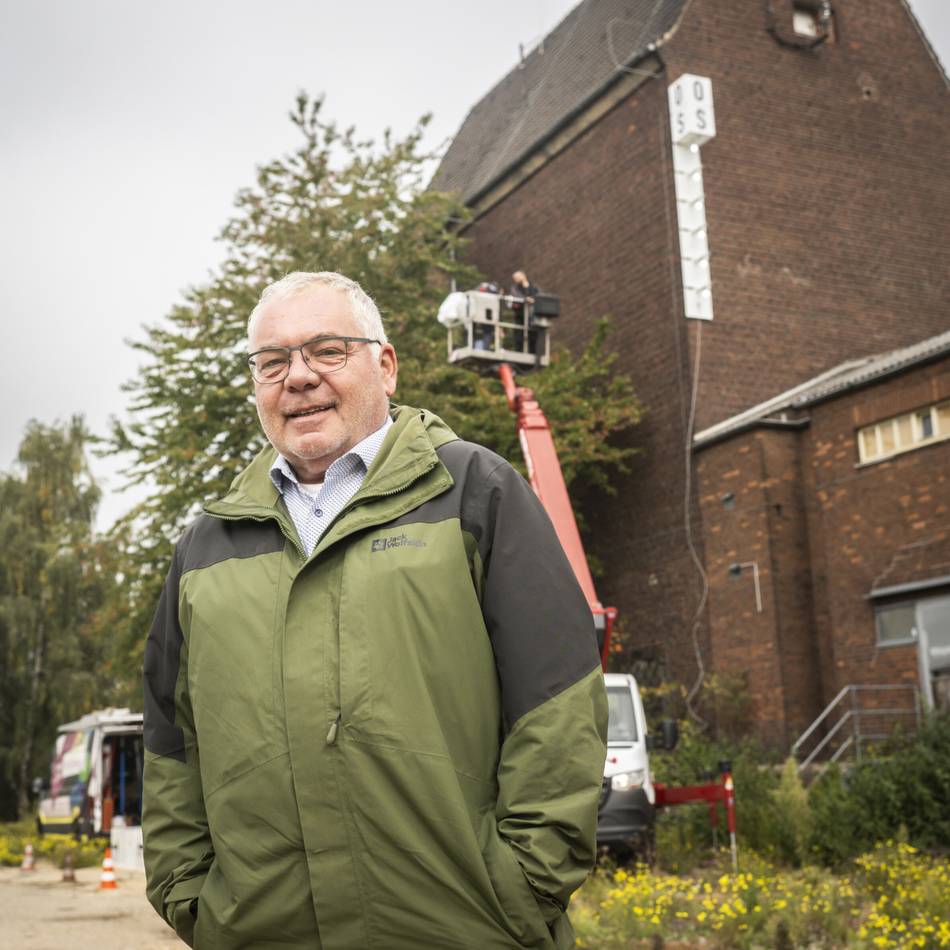 Neue Installation in Meerbusch: Wie Osterath zu seinem eigenen Schriftzug kam