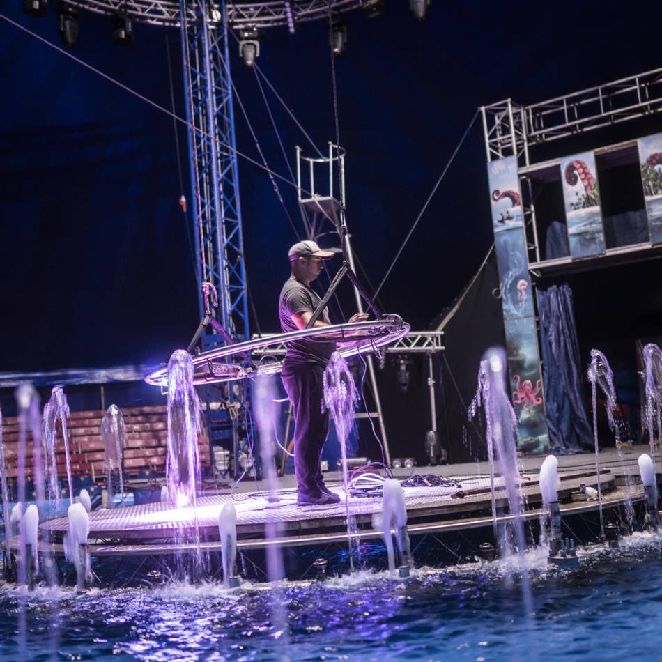 Wasserzirkus aus der Ukraine: Zirkus Waterland baut Zelt und Kulisse auf – mit 120 Tonnen Wasser