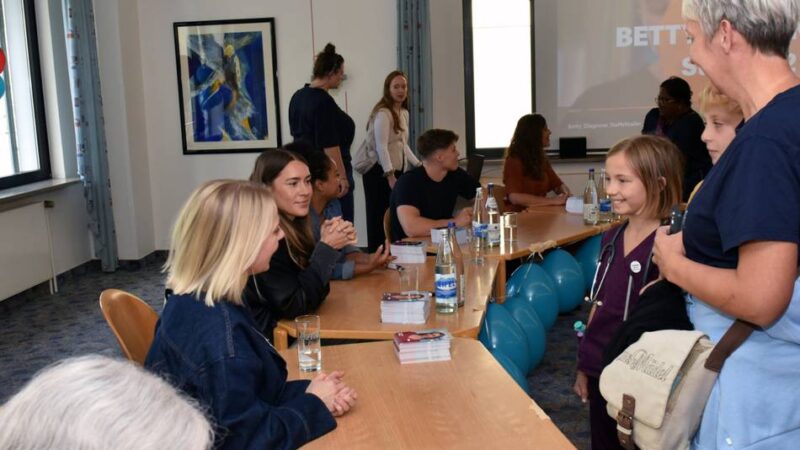 „Bettys Diagnose“ hautnah in Dormagen: Begegnung mit Fernsehstars – „Das war der beste Tag in meinem Leben“