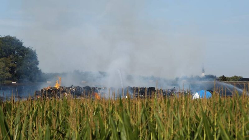 Dutzende Feuerwehrleute im Einsatz: Strohhalle brennt in Sonsbeck – Warnung an Bevölkerung