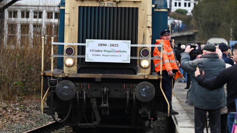 Bahnstrecke zwischen Wuppertal und Radevormwald: Sonderfahrt der Wuppertalbahn zum Weltkindertag