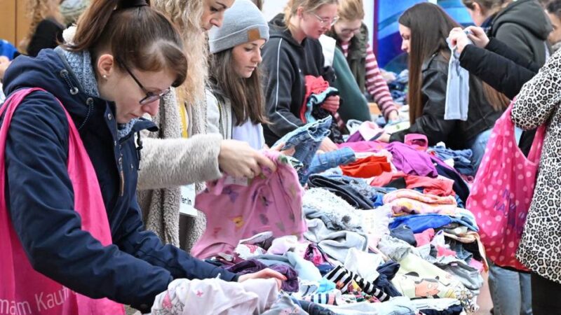 Engagement in Wermelskirchen-Dhünn: Kinderkleidung und mehr für guten Zweck