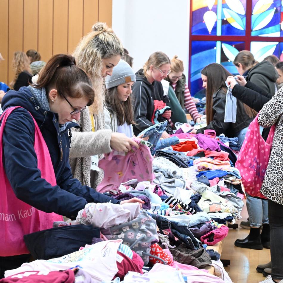 Engagement in Wermelskirchen-Dhünn: Kinderkleidung und mehr für guten Zweck