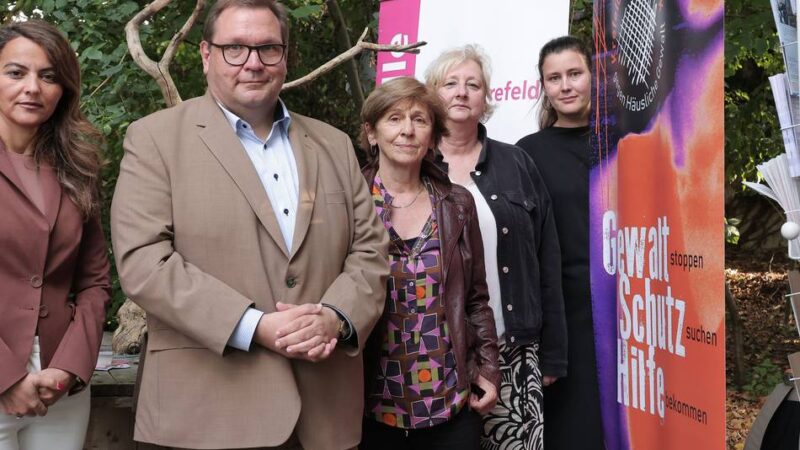 Im Stadtbad in Krefeld: 350 Besucher bei Ausstellung „Was ich anhatte…“