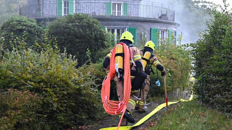 Löchzug II der Feuerwehr Hückeswagen: Reale Brand-Bedingungen bei Feuerwehr-Übung