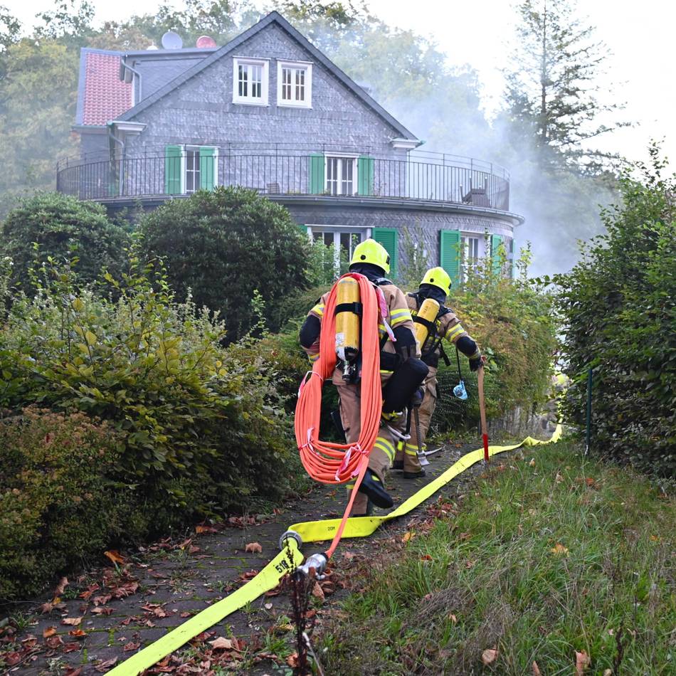 Löchzug II der Feuerwehr Hückeswagen: Reale Brand-Bedingungen bei Feuerwehr-Übung
