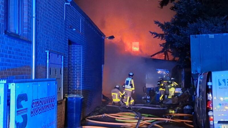 Großeinsatz der Feuerwehr in Krefeld: Großbrand in der Nähe der Hochschule bedroht Wohnhäuser
