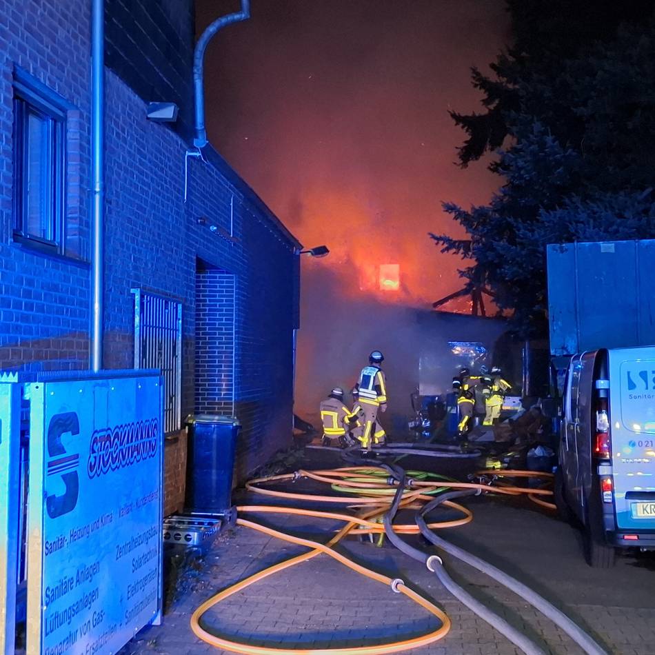 Großeinsatz der Feuerwehr in Krefeld: Großbrand in der Nähe der Hochschule bedroht Wohnhäuser