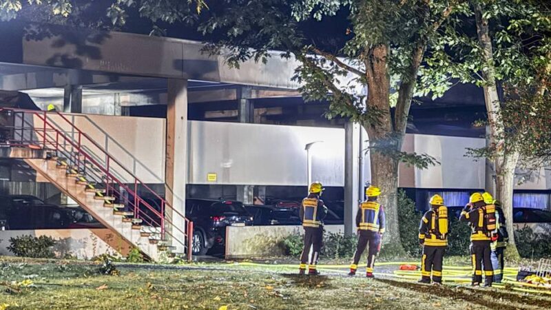 Einsatz in Mönchengladbach: Vorsätzliche Brandstiftung – sechs Autos brennen auf Parkdeck aus