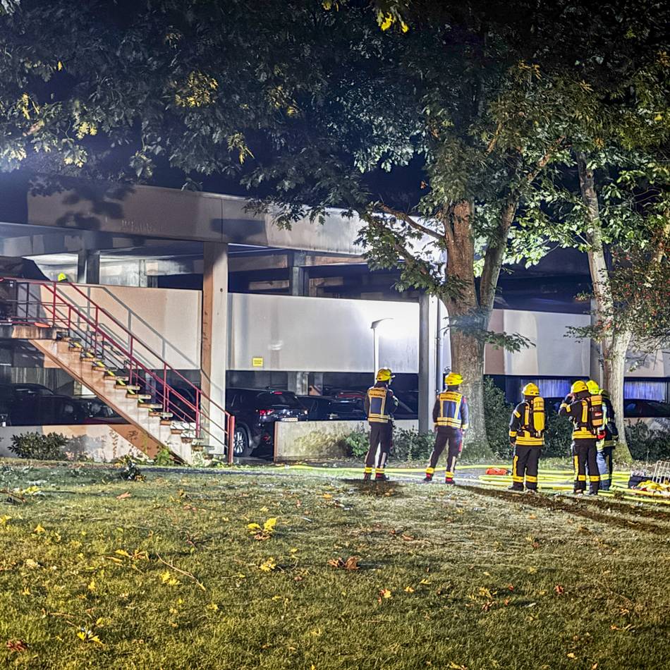 Einsatz in Mönchengladbach: Vorsätzliche Brandstiftung – sechs Autos brennen auf Parkdeck aus