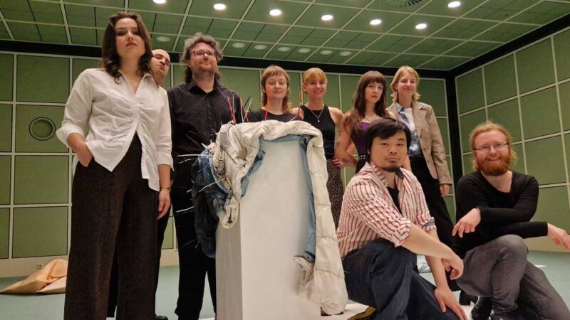 Ausstellung in Mönchengladbach: Warum im Museum Abteiberg aktuell Bettzeug auf dem Boden liegt