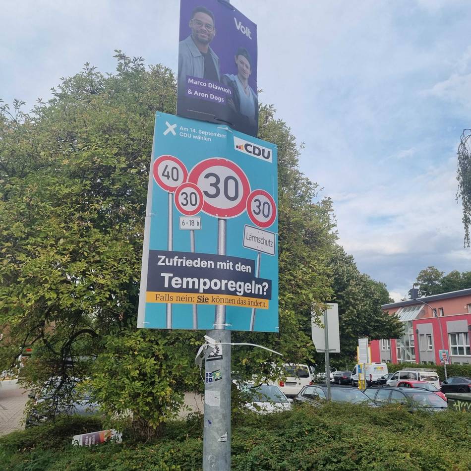 Zur Kommunalwahl 2025 in Mönchengladbach: CDU wirbt mit Verkehrsschildern auf Wahlplakaten – ist das erlaubt?