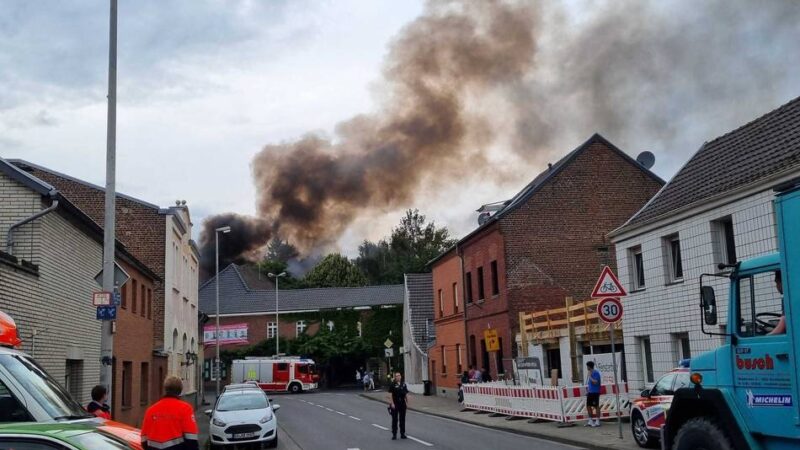Feuerwehr im Großeinsatz: Rauchwolke über Jüchener Innenstadt – Holzlager steht in Flammen