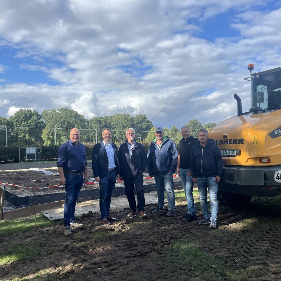 Stadt investiert in Freizeitangebote: Neuer Spielplatz mit Padelanlage entsteht beim SC Auwel-Holt