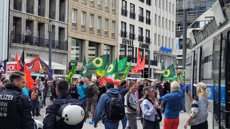 Auf dem Schadowplatz: AfD-Wahlkampfabschluss in Düsseldorf – Stör-Bus rückt zur Gegen-Demo an