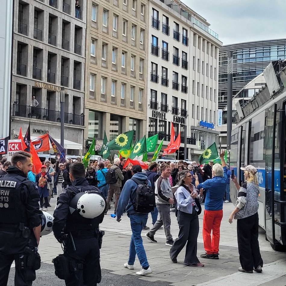 Auf dem Schadowplatz: AfD-Wahlkampfabschluss in Düsseldorf – Stör-Bus rückt zur Gegen-Demo an