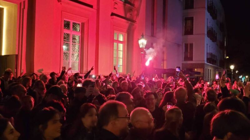 Konzert in der Altstadt: Die Toten Hosen übertragen ihr Konzert live auf die Straße – Hunderte Fans feiern vor dem Ratinger Hof
