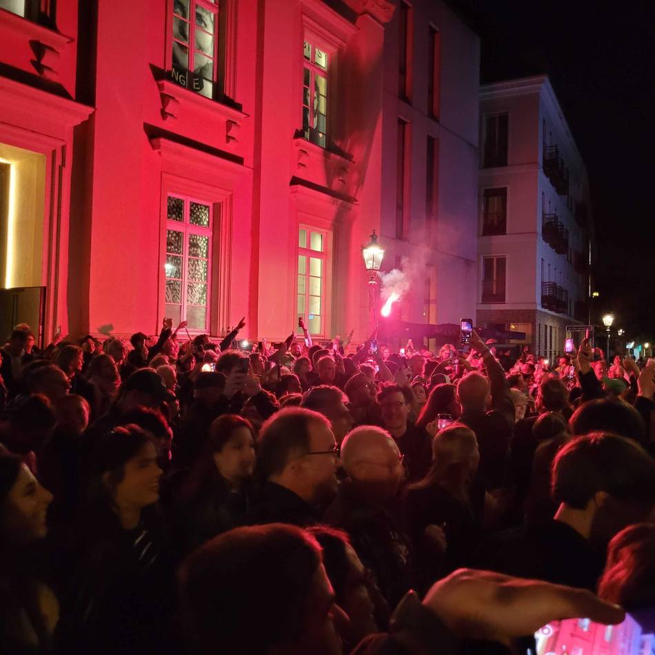 Konzert in der Altstadt: Die Toten Hosen übertragen ihr Konzert live auf die Straße – Hunderte Fans feiern vor dem Ratinger Hof