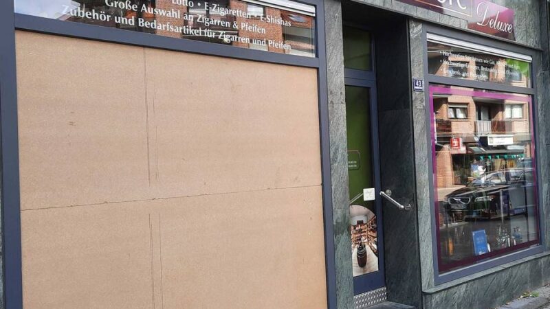 Tatort Kavarinerstraße: Einbrecher schlägt Scheibe von Tabakladen in Kleve ein