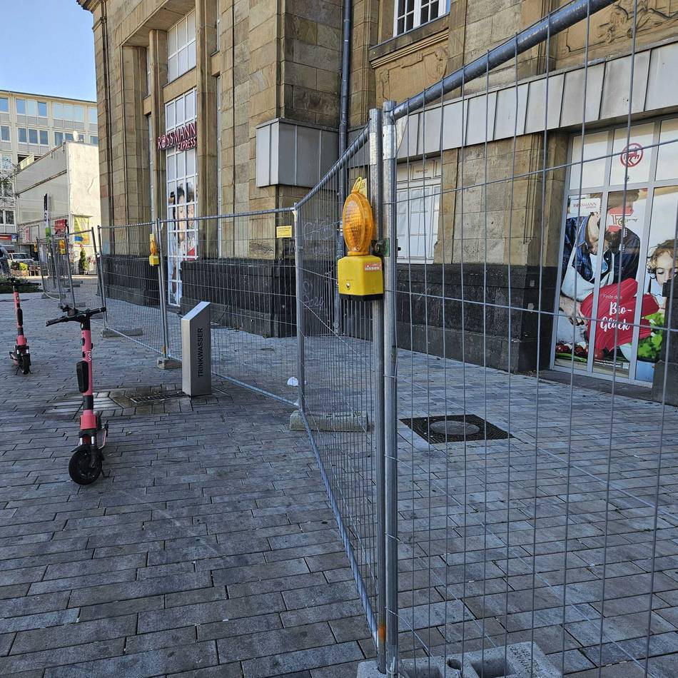 Neu aufgetaucht: Der Mönchengladbacher Hauptbahnhof ist von Zäunen umringt