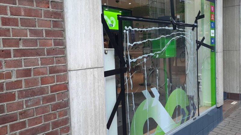 Tatort Klever Innenstadt: Zwei-Meter-Mann schlägt Scheibe von Mobilfunkgeschäft ein