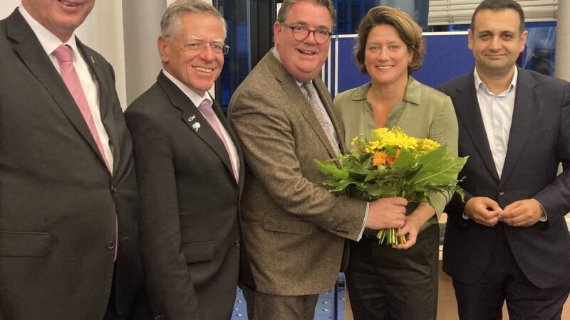 Landratswahl im Rhein-Kreis Neuss: Wahlgewinnerin Reinhold muss in die Stichwahl mit Temel