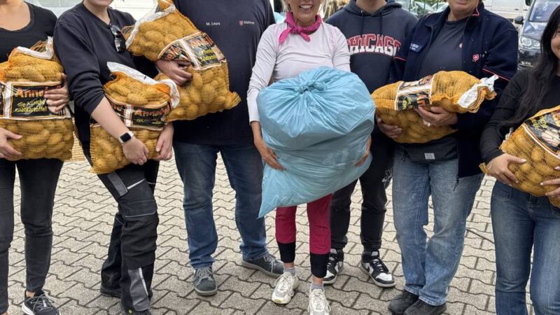 Umtauschaktion in Xanten: Malteser bekommen zwölf Tonnen Altkleider für vier Tonnen Kartoffeln