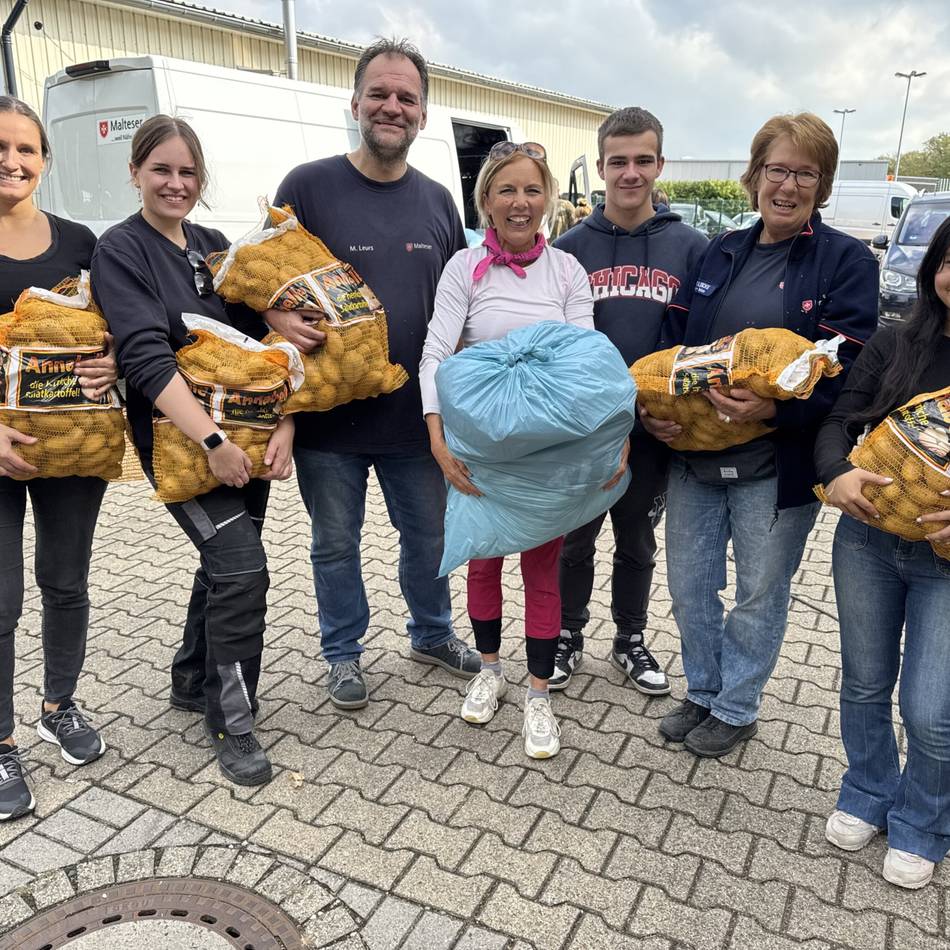 Umtauschaktion in Xanten: Malteser bekommen zwölf Tonnen Altkleider für vier Tonnen Kartoffeln