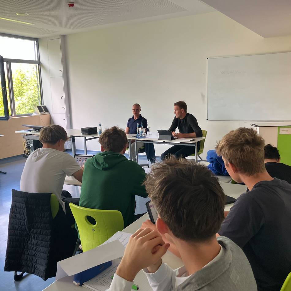 Worldcafé zur Kommunalwahl: Erkelenzer Schüler diskutieren mit Politikern – „Sie regen sich auf“