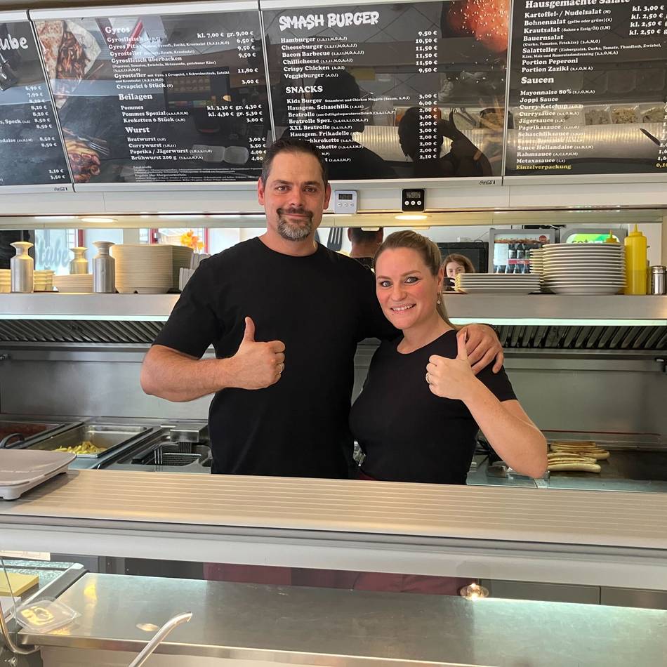 Wiedereröffnung in Erkelenz-Lövenich: Geschwister-Duo füllt deutschen Imbiss „Schlemmerstube“ mit neuem Leben