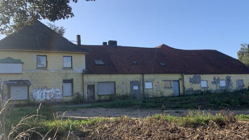 Gemeinde hat Gebäude gekauft: Schandfleck verschwindet – die bewegte Geschichte des China-Restaurants an der B9 in Weeze
