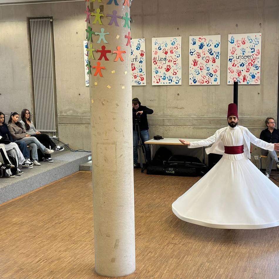 Niederrhein Musikfestival in Grevenbroich: Derwischtanz und Rumi im Schulfoyer