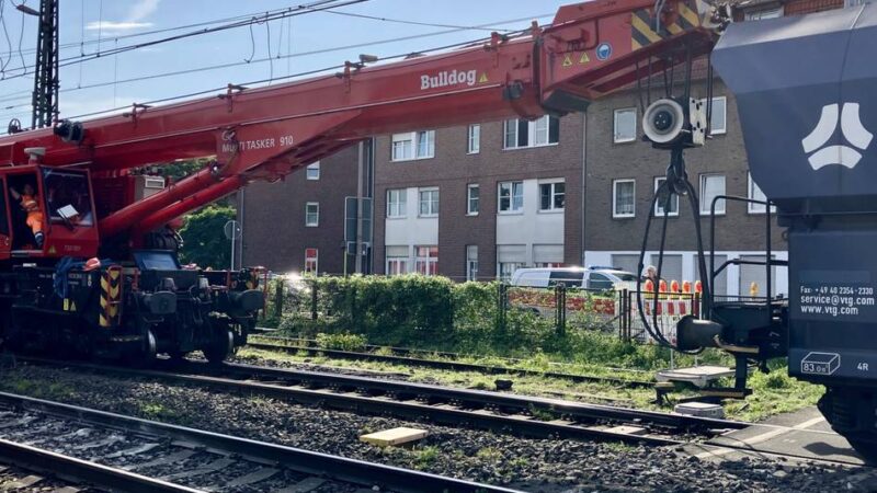 Zugunglück in Emmerich: Bahn setzt entgleiste Waggons wieder auf die Schiene