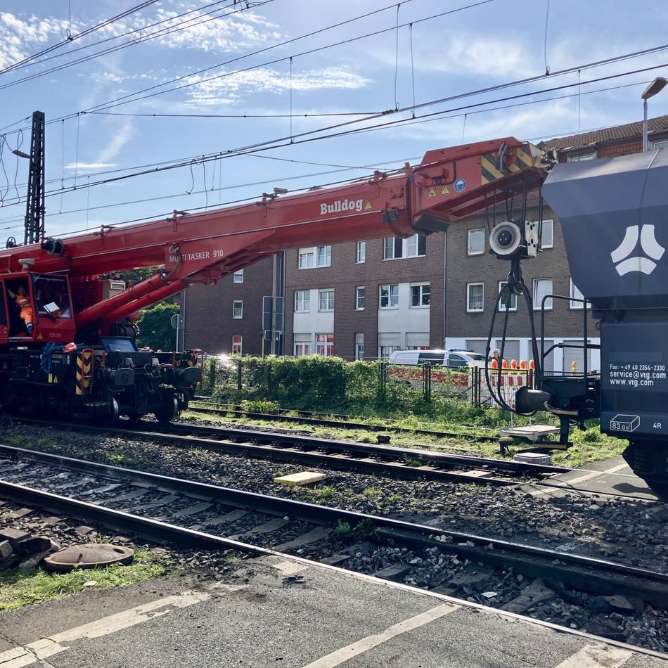 Zugunglück in Emmerich: Bahn setzt entgleiste Waggons wieder auf die Schiene