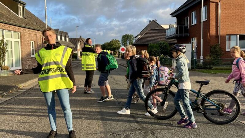 Schülerlotsen als Übergangslösung in Wesel: „Unsere Kinder wissen nicht, wohin sie an der Kreuzung zuerst schauen sollen“