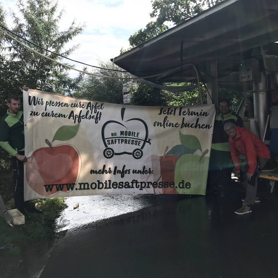 Streuobstwiesen am Niederrhein: Mobile Saftpresse auf dem Kapellener Markt