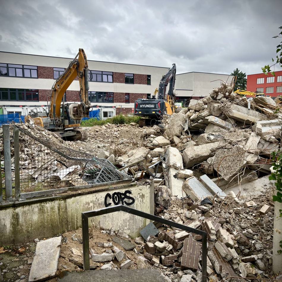 Schule in Düsseldorf : Neue Sporthalle am Gymnasium Gerresheim steht unter Wasser