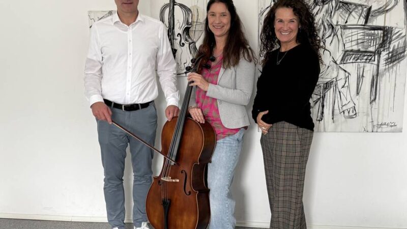 KSK-Spende an Hückeswagener Einrichtung: Neues Musikschul-Cello sorgt für Chancengleichheit