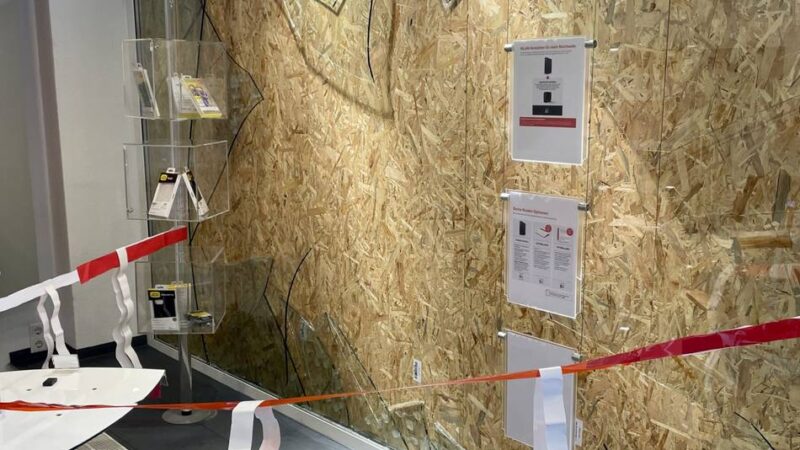 Einbruch in der Wermelskirchener Innenstadt: Schaufensterscheibe mit Kanaldeckel eingeworfen