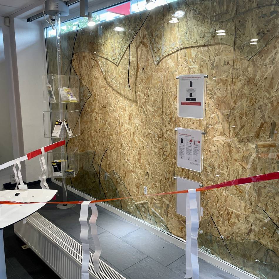 Einbruch in der Wermelskirchener Innenstadt: Schaufensterscheibe mit Kanaldeckel eingeworfen